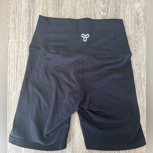 Aritzia TNA Hi-Rise 7" black bike shorts XS Soft